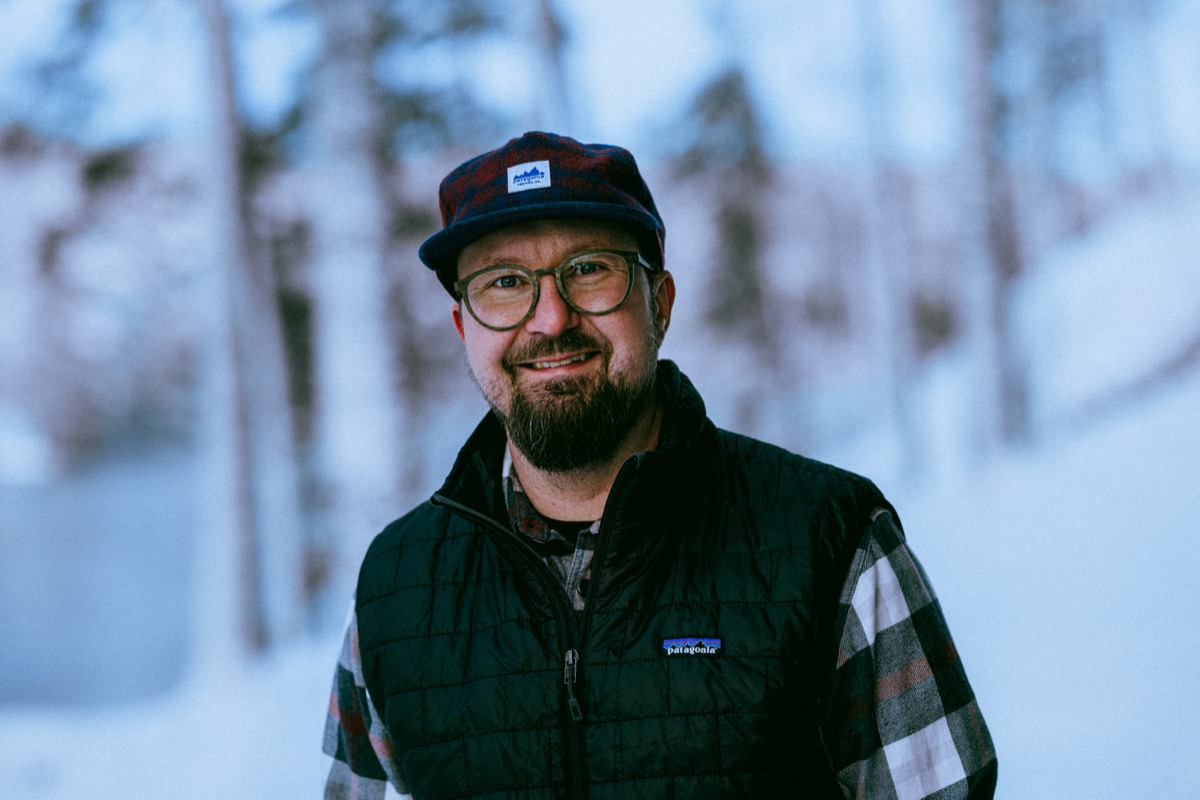 Matti Ikäläinen ulkona talvisessa metsäympäristössä